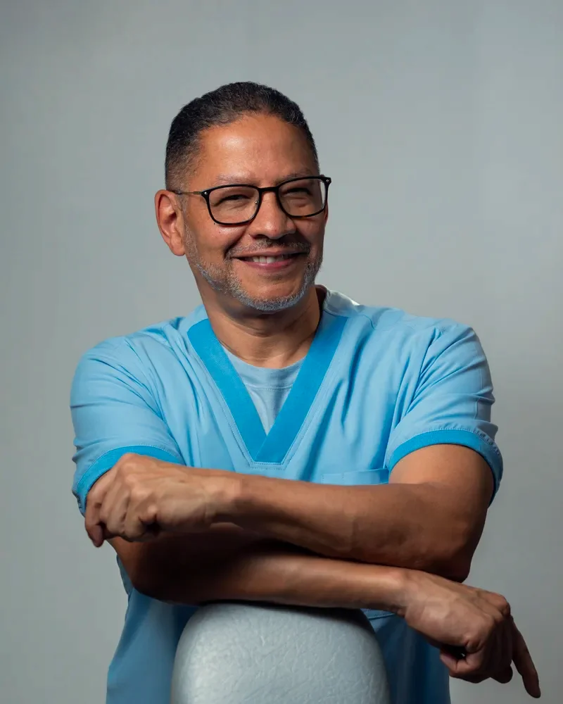 Dr. Carlos Paz, periodoncista e implantólogo del Centro de Medellín