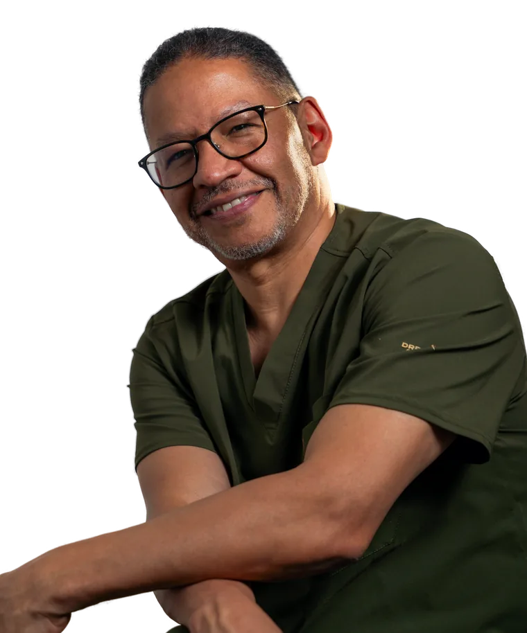 Dr. Carlos Paz, periodoncista e implantólogo del Centro de Medellín, sonriendo