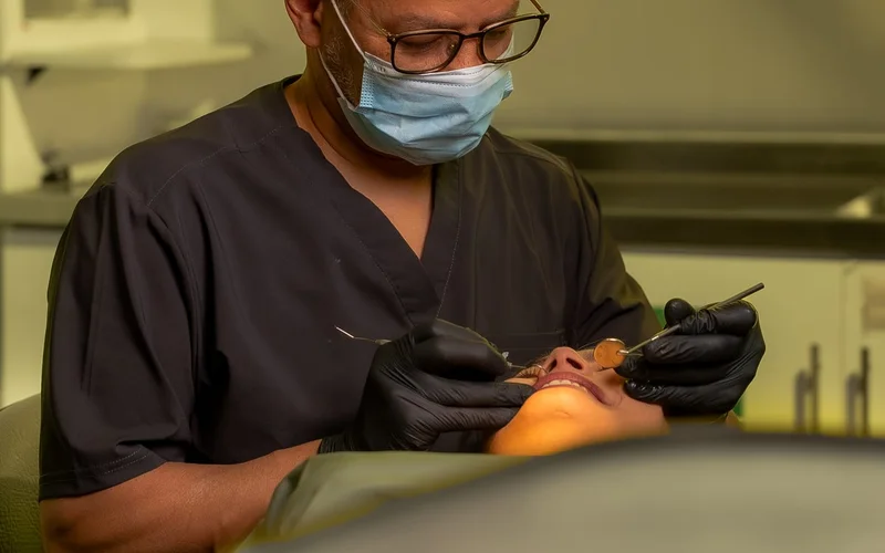 Dr. Carlos Paz en evaluación con paciente — diagnóstico 3D completo sin costo
