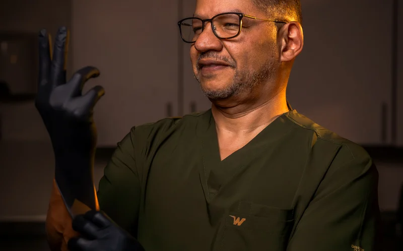 Dr. Carlos Paz en consulta